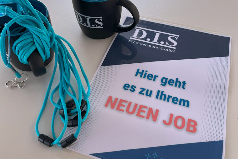 Büromaterialien mit D.I.S Aufdruck und Hinweisschild auf neuen Job, türkis und schwarz