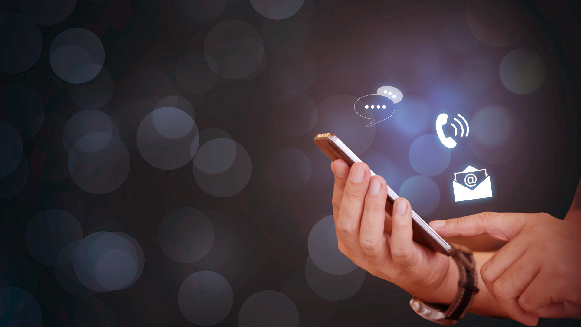 Eine Hand hält ein Smartphone, umgeben von digitalen Symbolen auf unscharfem Hintergrund.
