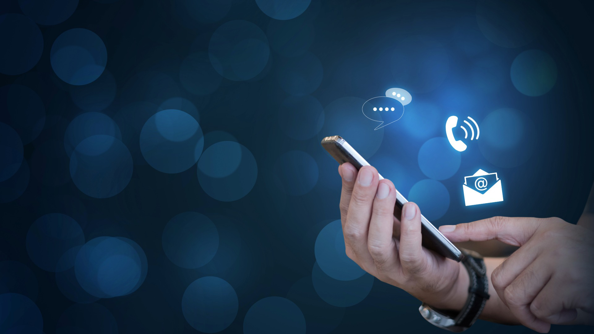 Eine Hand hält ein Smartphone, mit schwebenden Kommunikationssymbolen.