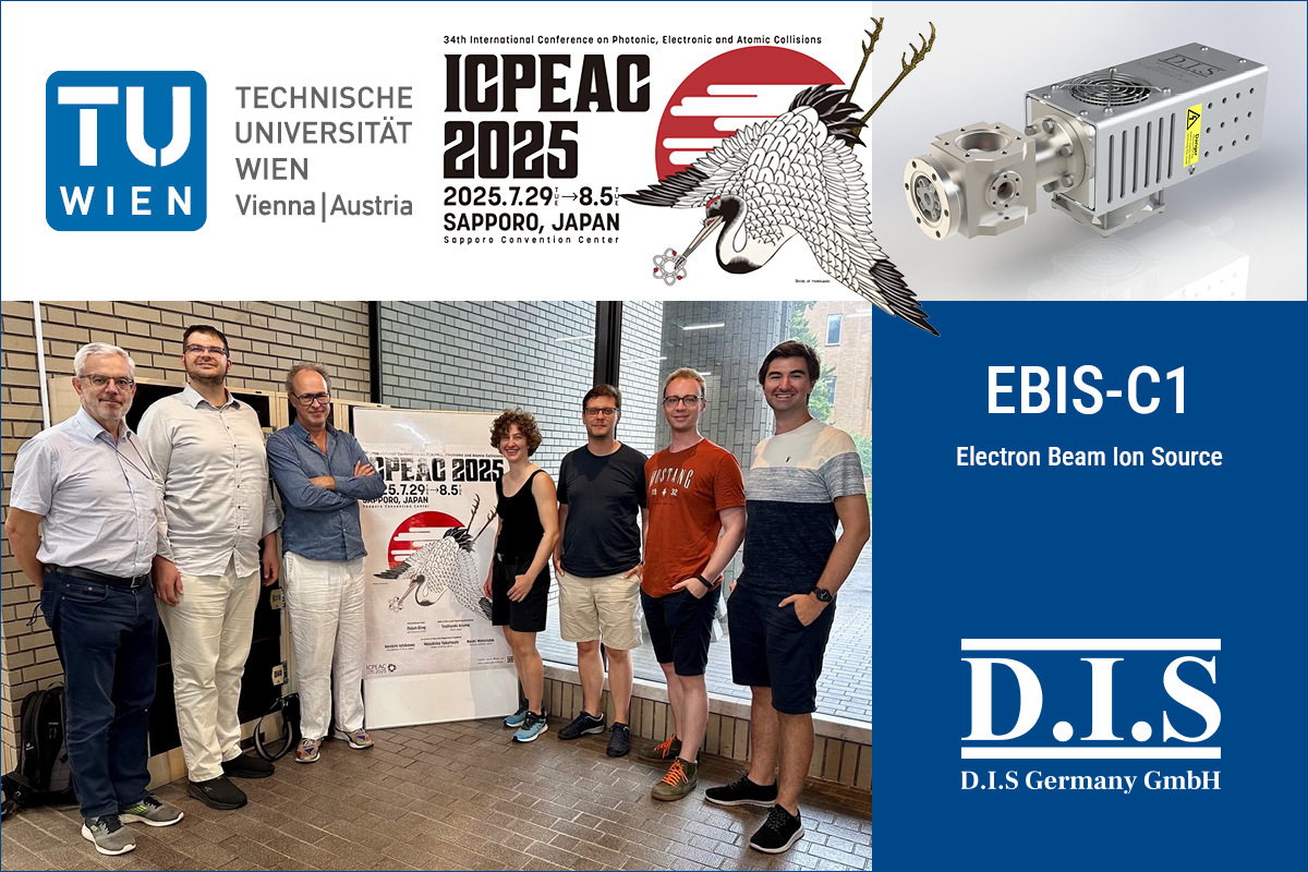 Sechs lächelnde Erwachsene vor einem Plakat mit Kranich und Metallgerät in heller Halle