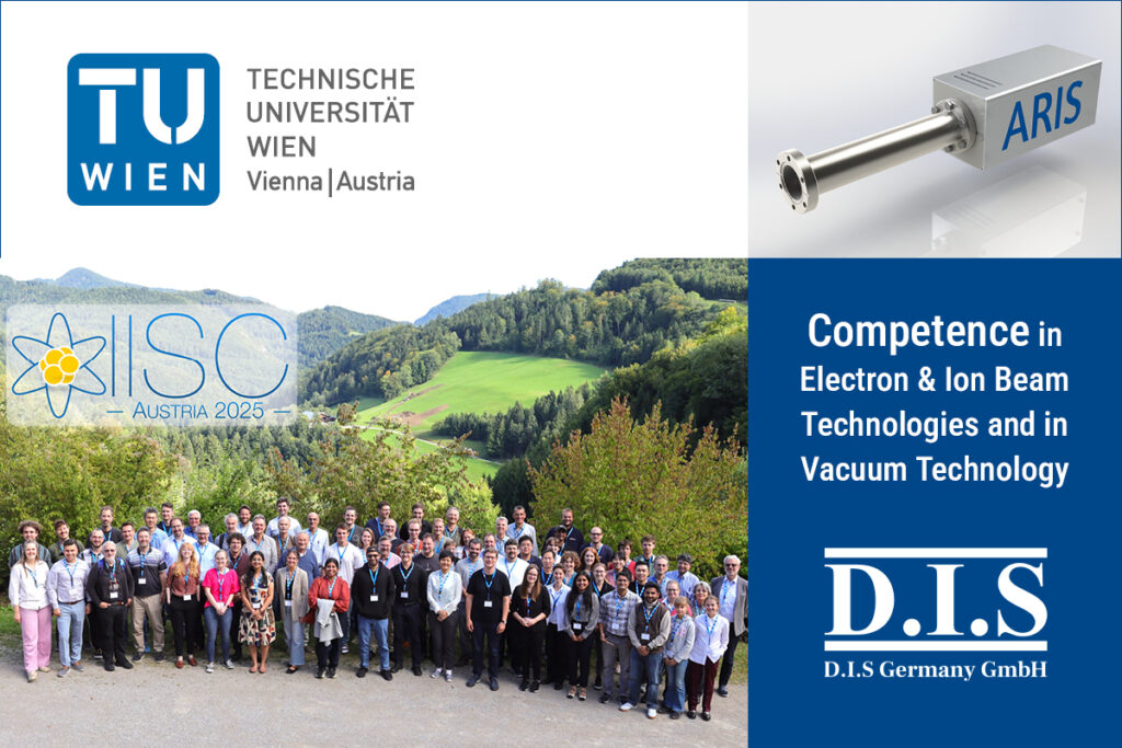 Eine große Gruppe von Menschen posiert freundlich vor grüner Alpenlandschaft bei Sonne