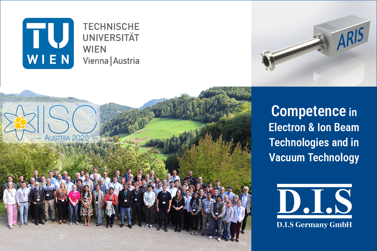 Eine große Gruppe von Menschen posiert freundlich vor grüner Alpenlandschaft bei Sonne